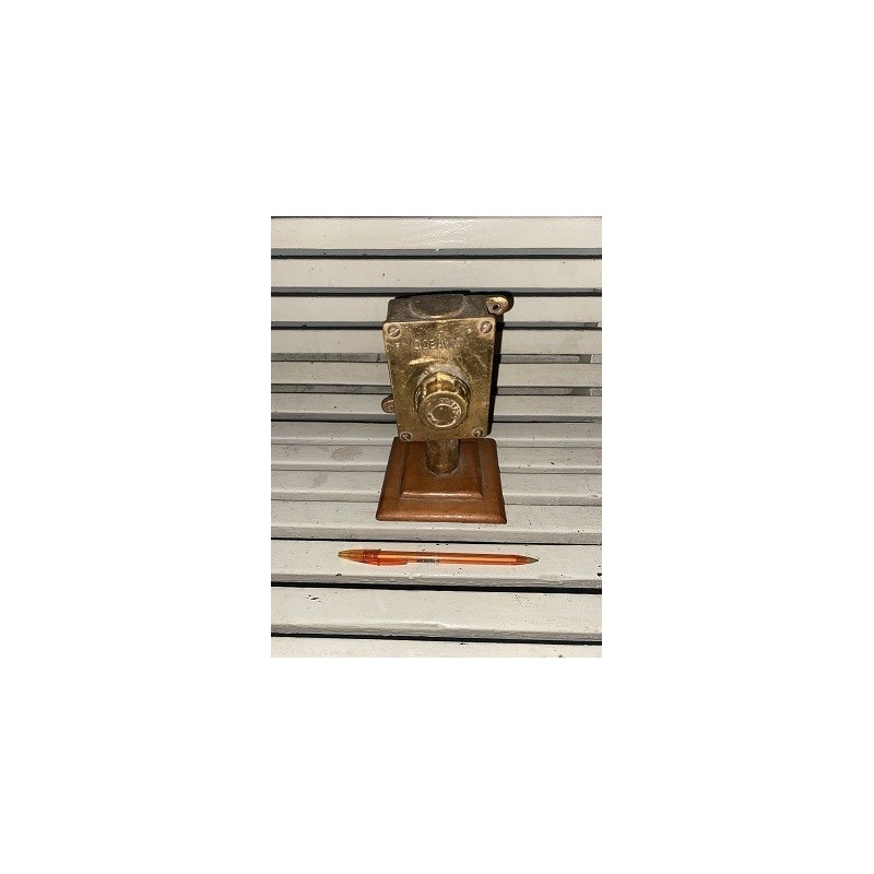 INTERRUPTOR MARINO CON PEANA DE MADERA